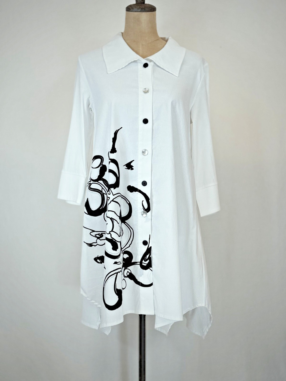 NWT Sassy BOUTIQUE #13450 White w/Black Pattern Button Down Tunic #0216 SMALL
